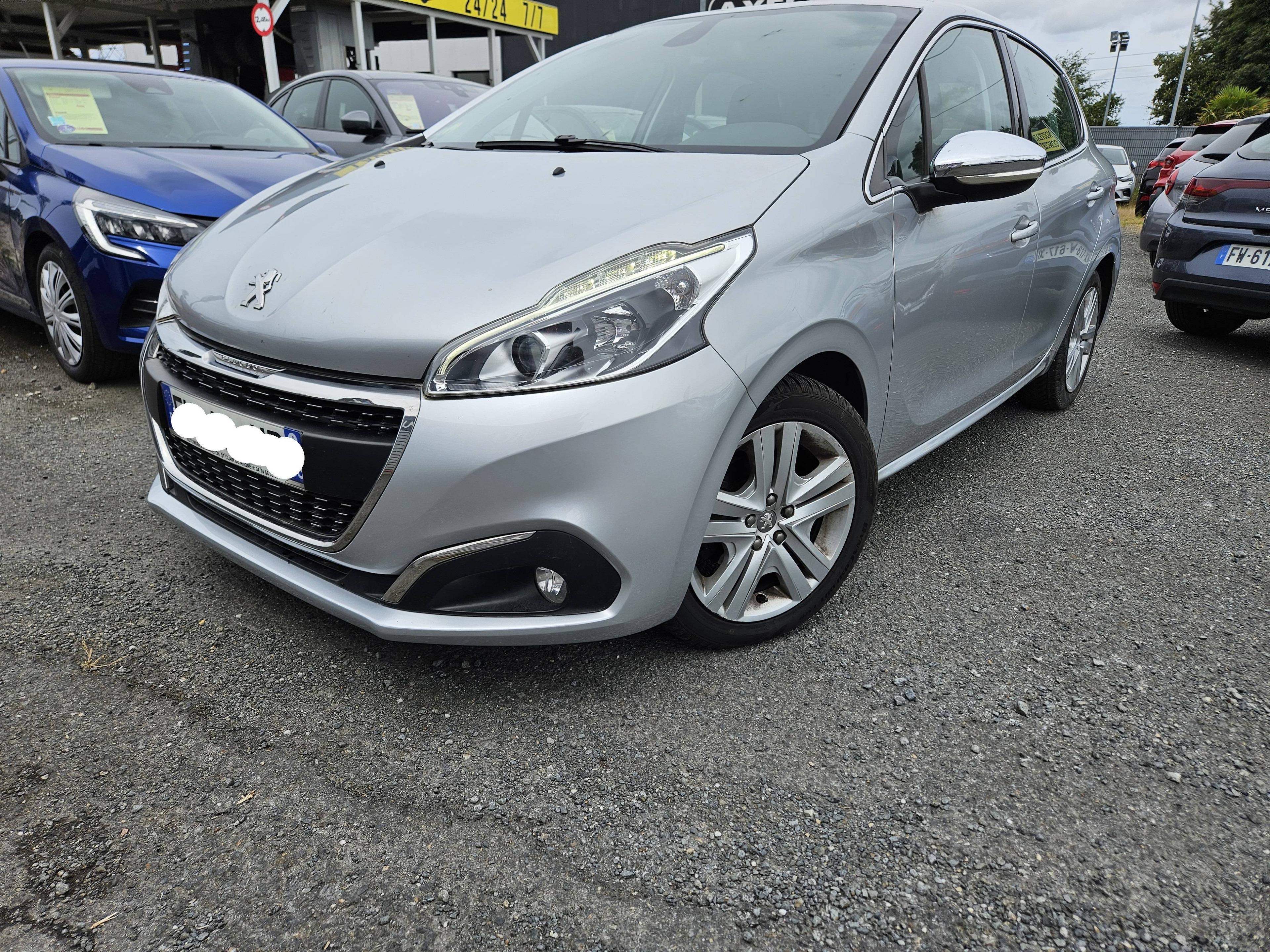 PEUGEOT 208