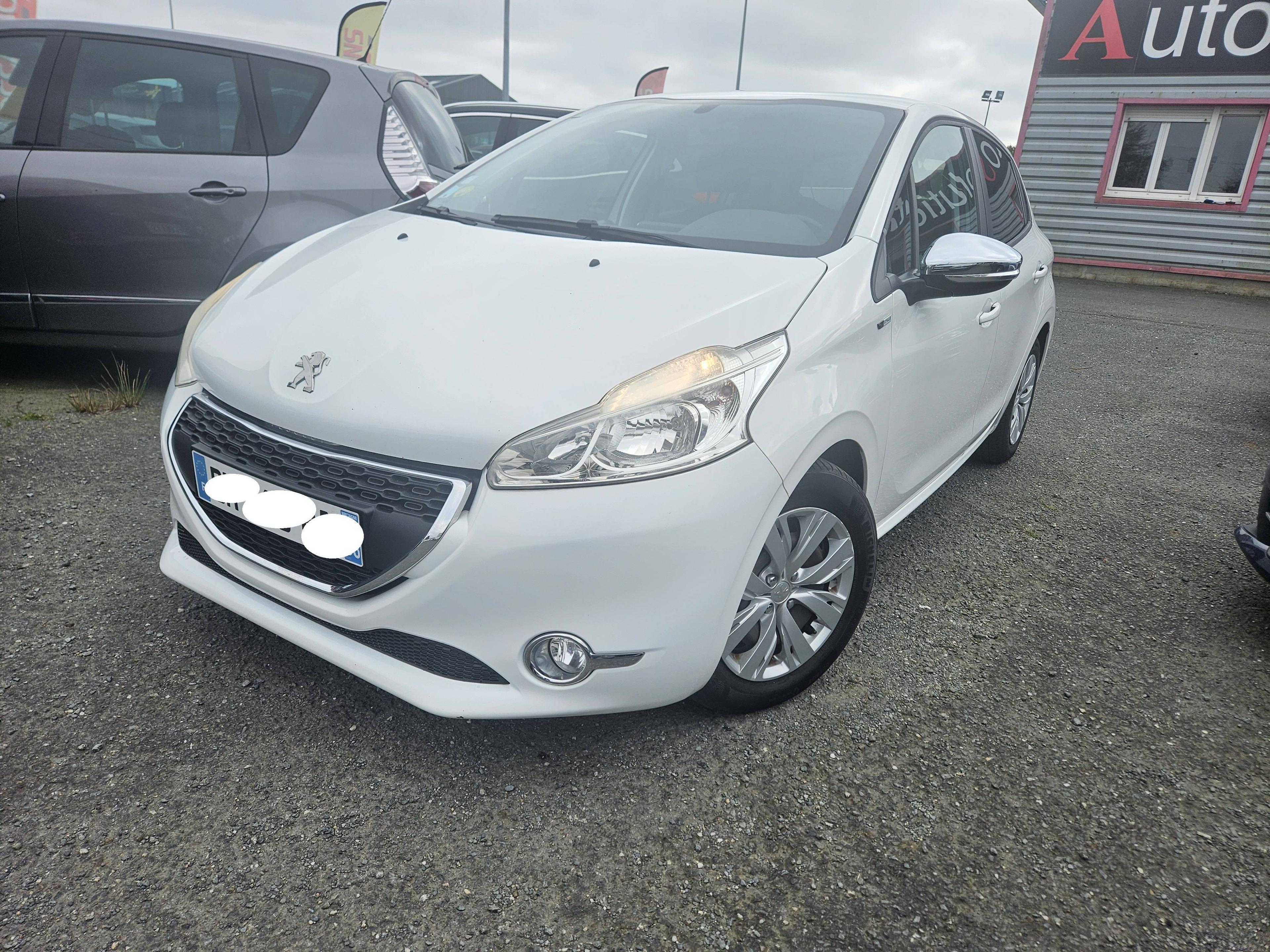 PEUGEOT 208