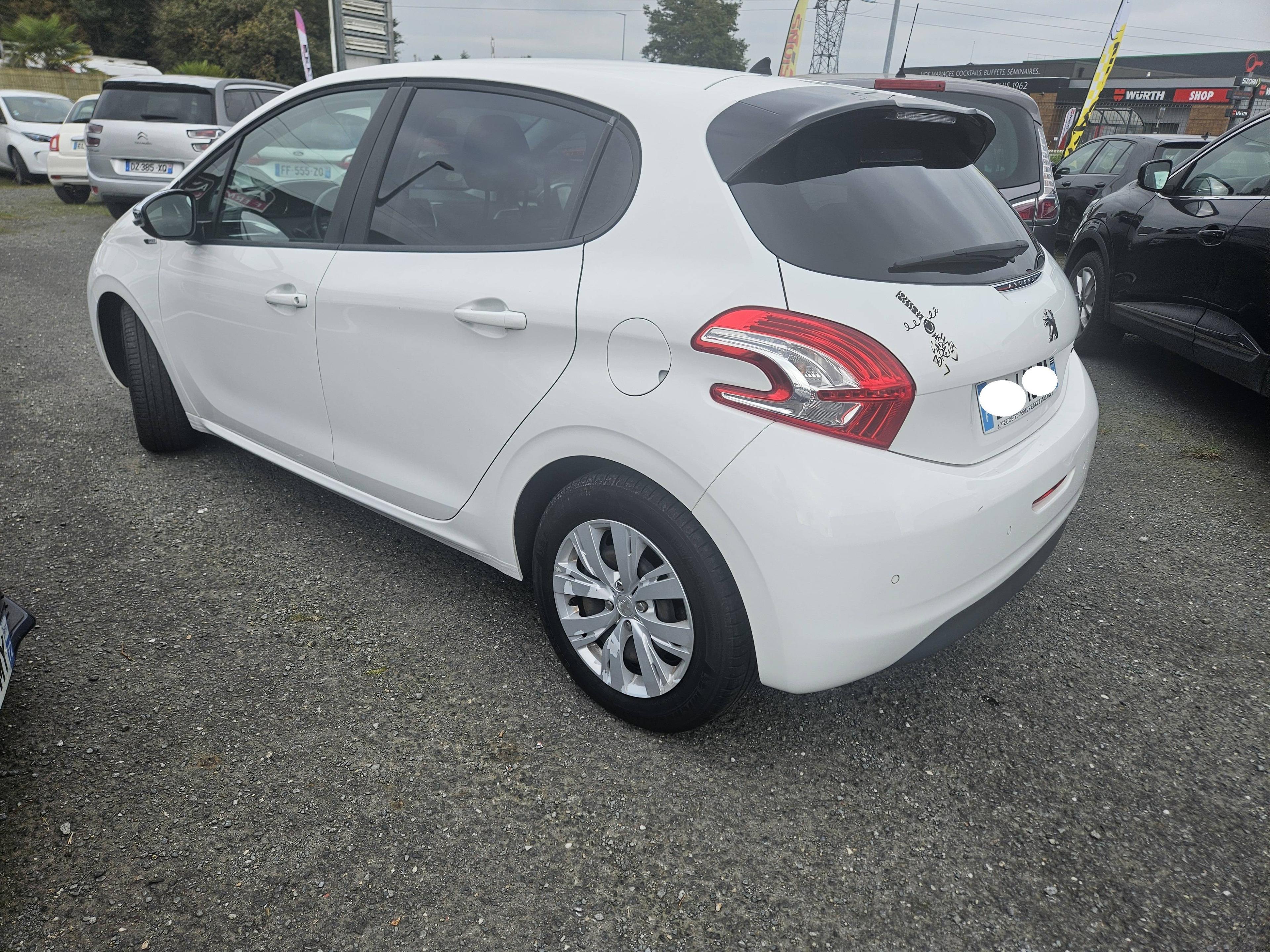 PEUGEOT 208