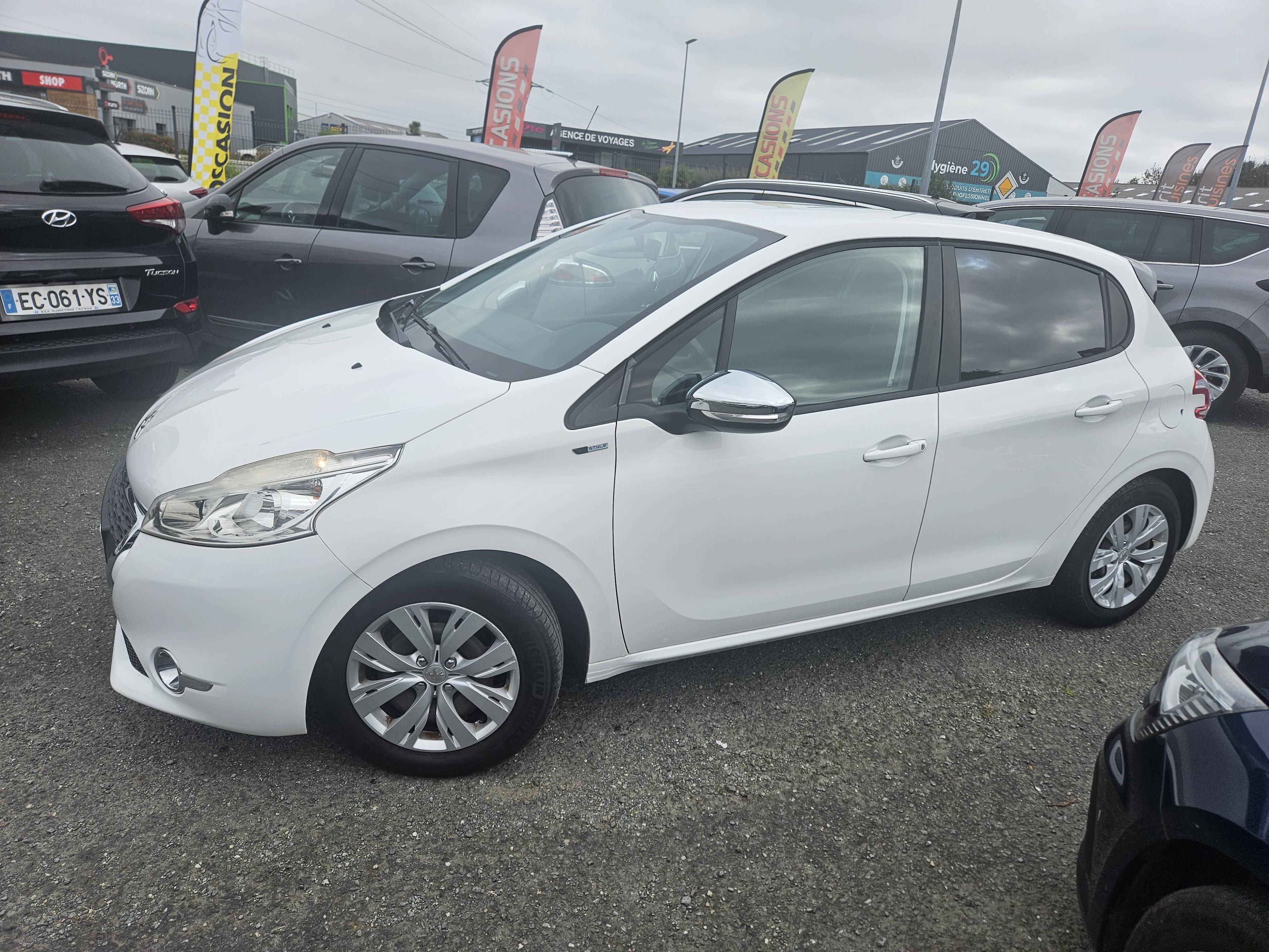 PEUGEOT 208