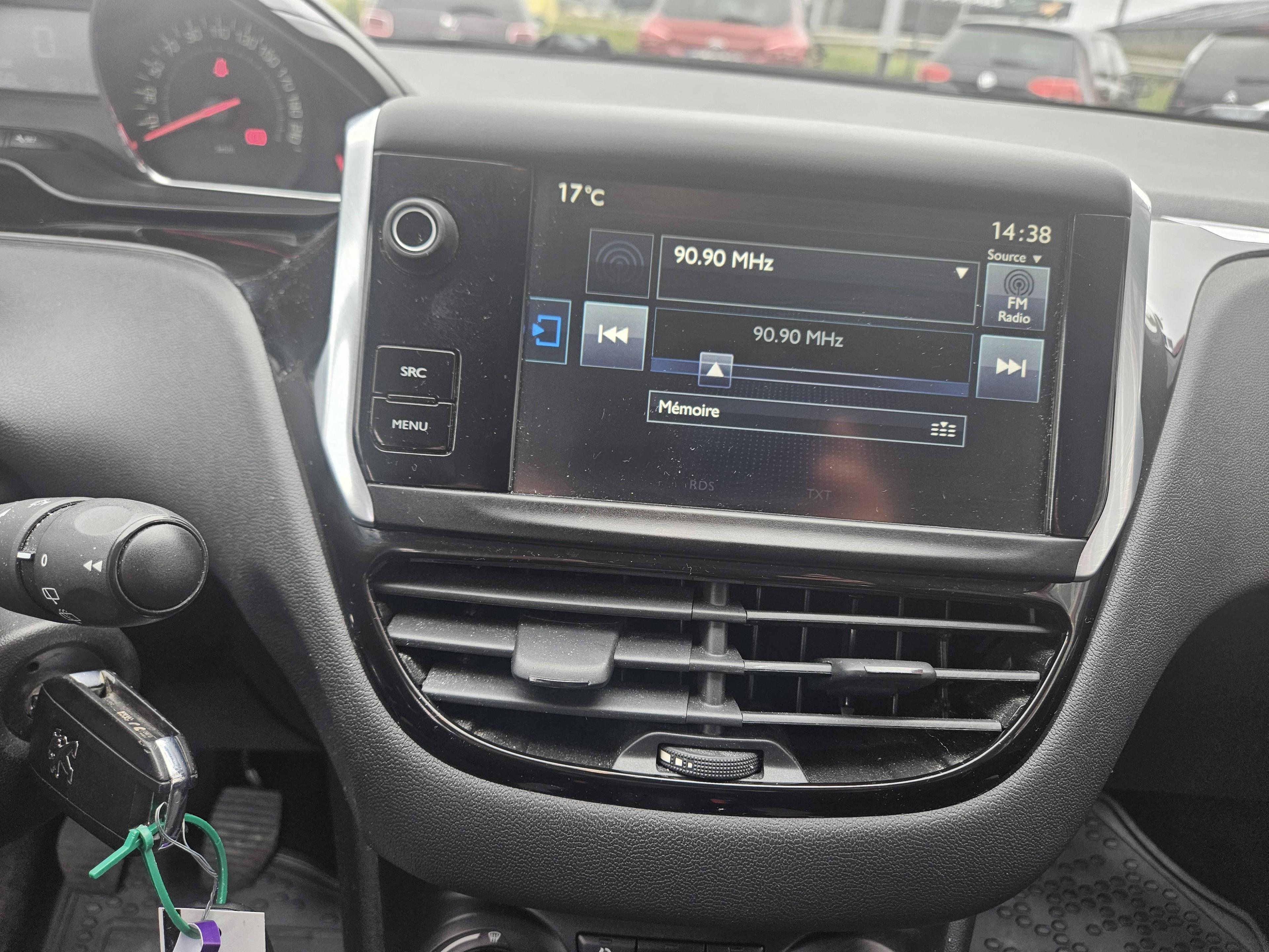 PEUGEOT 208