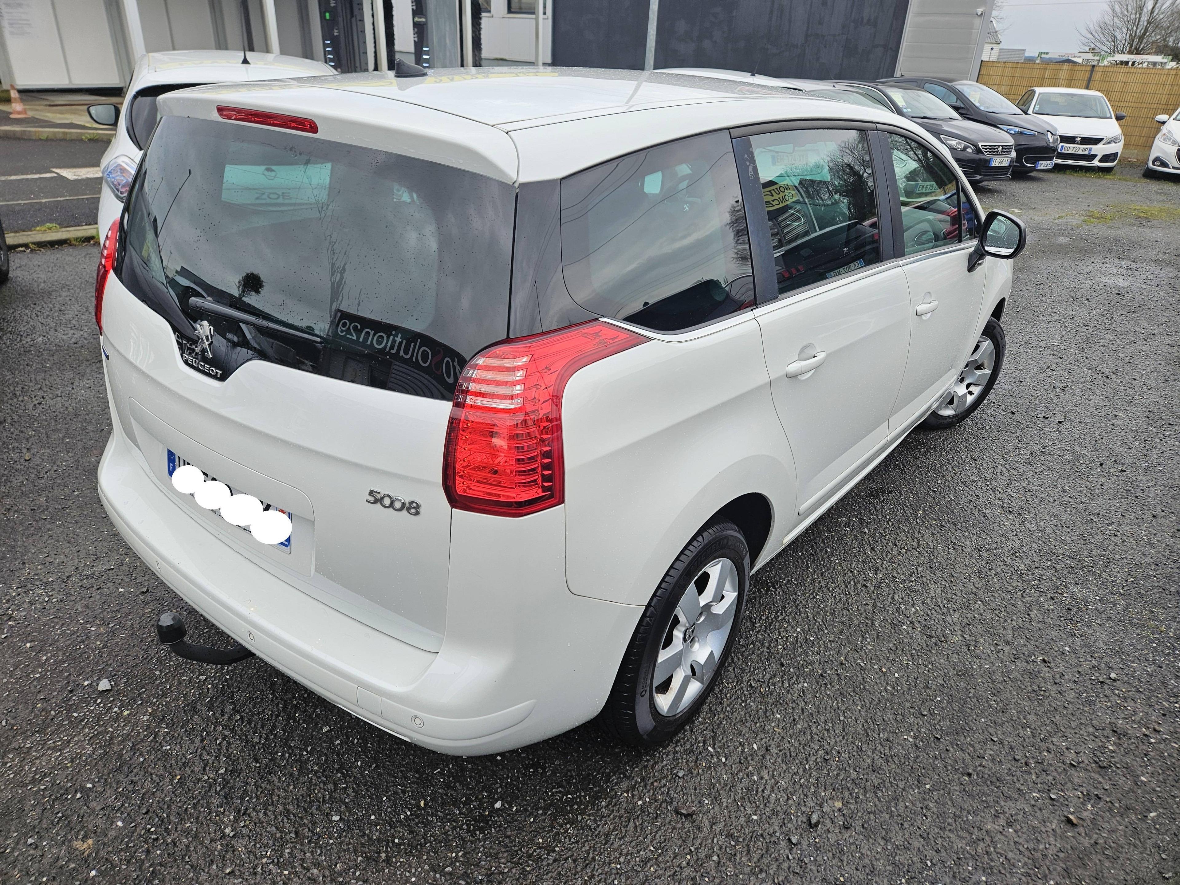 PEUGEOT 5008